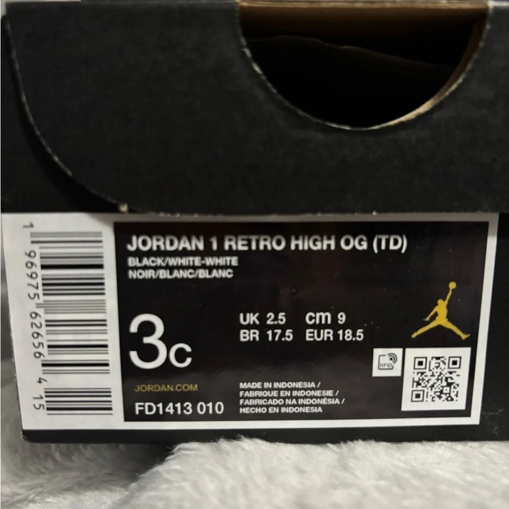 Nike Toddlers Black and White Jordan 1 Retro High OG - Picture 6 of 6